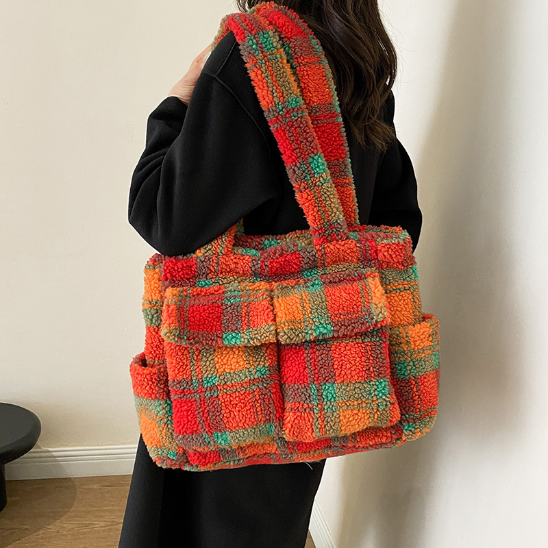 Women Handheld Bags - Borse tote in pile di agnello